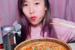 韩国人声控吃东西小姐姐,韩国小姐姐的人声美食体验之旅