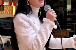 小姐姐在街边翻唱英文歌,小姐姐翻唱英文歌，唤醒夏日音符