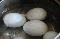 小姐姐腌鸭蛋视频,小姐姐教你腌制美味鸭蛋的秘诀