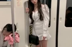 小姐姐直播地铁,小姐姐带你领略都市魅力