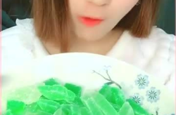 小姐姐吃糖的视频,小姐姐甜蜜吃糖，网友直呼治愈系